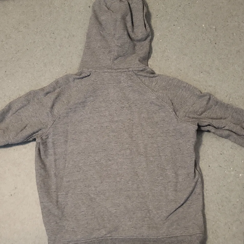 En grå hoodie från Levi's.  Använd några gånger Den är ganska tjock så man fryser inte i den.  Stl Xs Inte oversize . Hoodies.