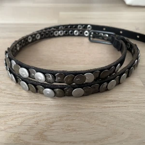 Nitbälte - Smalt skärp med nitar, knappt använt så nyskick 🥰