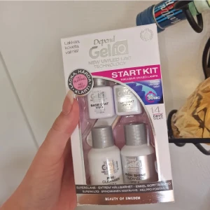 Nagelkit - Oanvänt och oöppnat, ingår 2 cleanser, base coat, top coat, uv lampa, nagelfil samt manikyrpinne. Säljes då jag har flera stycken🥰