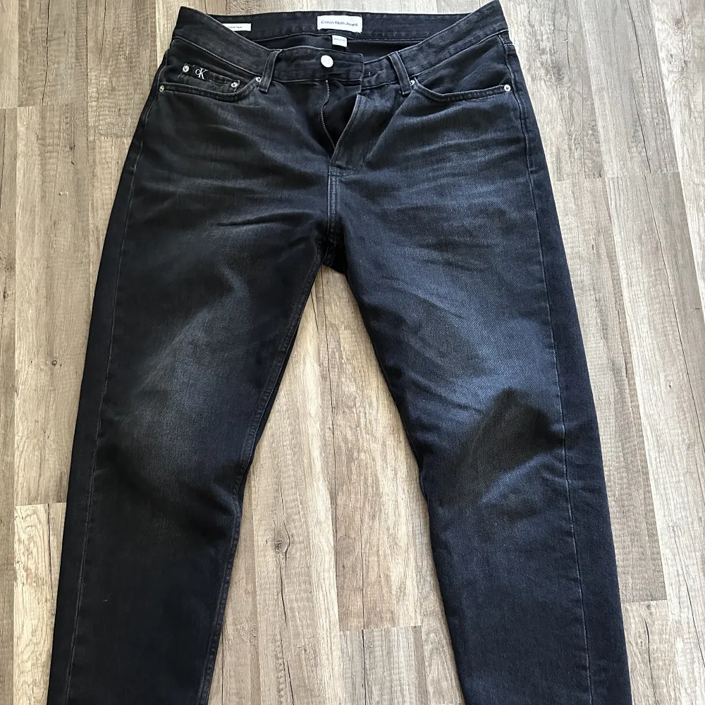 Helt nya äkta Calvin Klein jeans i storlek 31/32 (tapered fit). Original pris 1100kr och säljer på grund av att dem inte passade mig! . Jeans & Byxor.