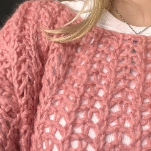 Stickad tröja - Så fin med en tröja under!!