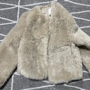 Jacka - En jätte skön päls jacka från H&M inget fel på den använd den 2 gånger 