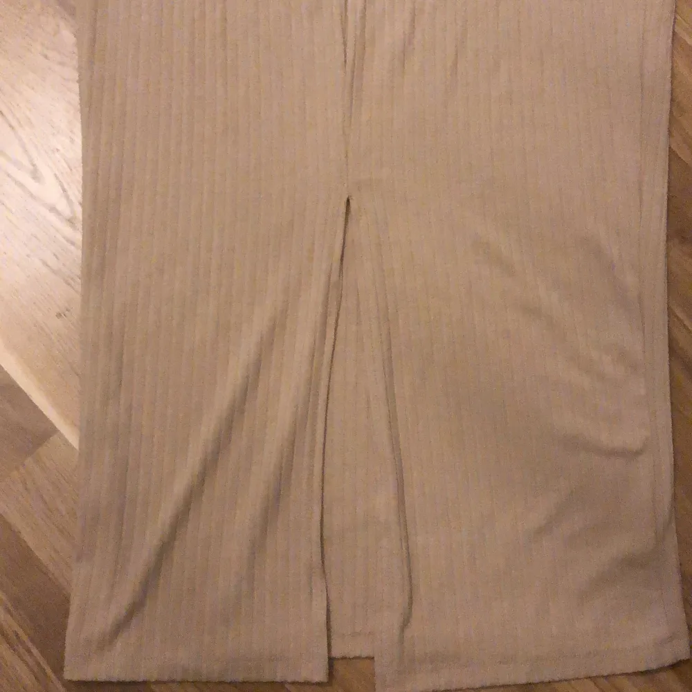 Säljer denna snygga Nelly maxi kjol i färgen beige. Är i storlek L och har använts 1 gång. Säljs pga för stor vid midjan. Den är i nyskick! 😘❤️(har en lowcut I bak). Kjolar.