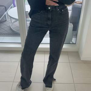 Högmidjade ROWE jeans från Weekday med slits längst ner. Storlek 27 i midjan och 32 i längden. (Jag är 165cm)