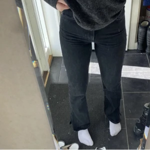 Straight jeans från bikbok med slits - Går hela vägen ner på mig som är 175💕 W26 så skulle säga att den passar en som har storlek S.