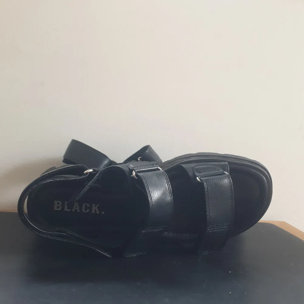 Ett par oanvända svarta sandaler från Din sko i pleather, nypris 600 kr. Skor.