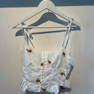 Blommig topp - Köpte denna för ett par månader sedan men passade inte. (Prislappen sitter kvar). Skulle säga att den massar mer S med liten byst. Längd: 40,60cm byst: 95cm. Så mätt innandu vill köpa så att den passar 100%🫶🏽