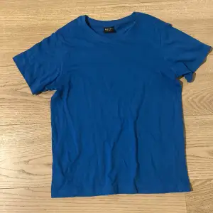 Supersnygg blå t-shirt! Säljer då den aldrig kommer till användning och har en liknande! Storlek 158/164 men passar xxs/xs och sitter lite tajtare på en S! Säljer för 40kr eller andra plagg!