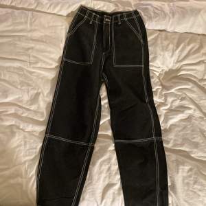 Ett par fina svarta jeans med vita sömmar från h&m divided fri frakt, inget att anmärka på skicket, använda ett fåtal gånger  Stl 34