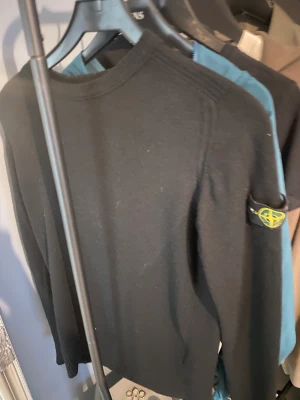 Stone island junior  - Tunn Stickad. Köptes på NK för 2000. Säljer för den är för liten. Storlek 170/14 passar xs/s