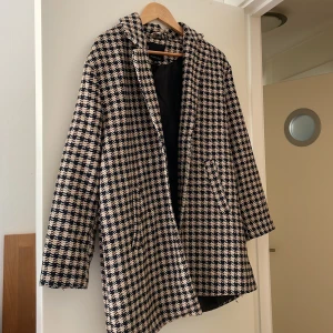 Mönstrad kappa - Sparsamt använd kappa!