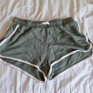 Säljer ett par shorts från hm, storlek 164