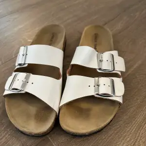 Vita sandaler använt fåtals gånger då dom är för små.