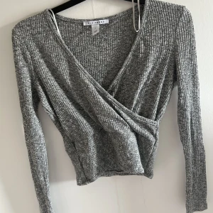 grå stickad topp - stickad grå omlott topp från nelly