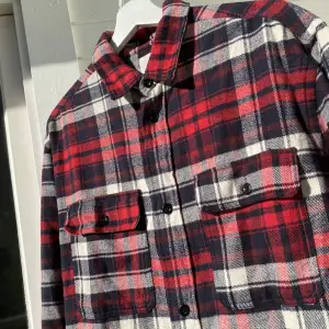 Hej, säljer en flanellskjorta från H&M i utmärkt skick. Storlek Small men passar även Medium. Nypris runt 500kr. Tveka inte på att höra av dig. Pris inte hugget i sten. 