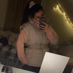 Beige väst - Säljer denna jätte snygga väst perfekt längd på mig som är 1,66/167, ganska tjock så funkar att ha på vintern också
