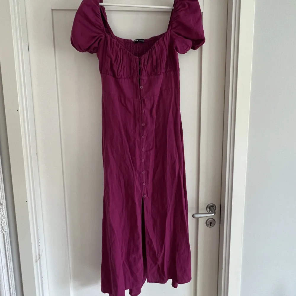 Lilarosa klänning från zara, använd fåtal ggr. Klänningar.
