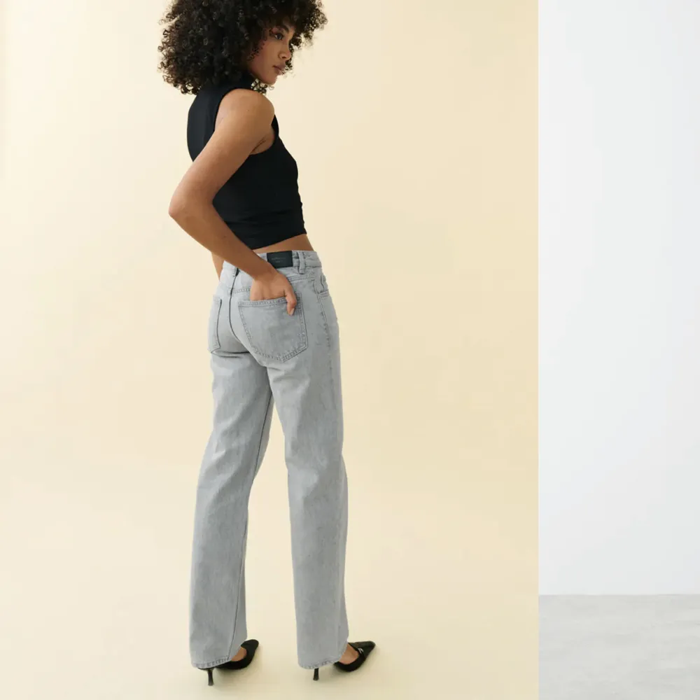 Säljer dessa snygga ljusgrå jeans från Gina då dem tyvärr är försmå. Dem är i mycket bra skick, nypris 500 säljer för 300. Hör av dig vid intresse eller frågor!❤️❤️. Jeans & Byxor.