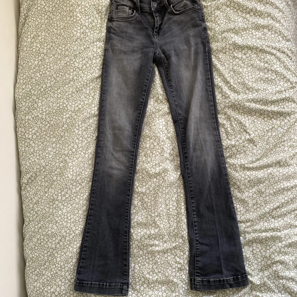 Hej! Jag säljer mina lågmidjade ltb jeans i väldigt bra skick!🫶🏻 inget är slitet eller sönder. strl är 24/32. Originell priset är 799kr men kostar 399kr nu🙌🏻🙌🏻 + frakt. Jeans & Byxor.