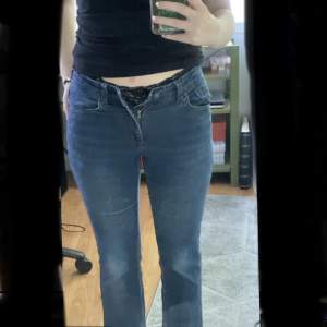 Säljer dess skitsnygga bootcut jeans som jag köpte på plick! Dom är i fint skick utan fläckar, men klippta så de är för korta på mig som är 166cm. Tveka inte på att skriva om det finns frågor!! (pris kan diskuteras)