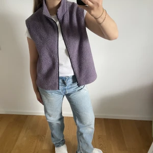 Pile väst - Pileväst i lila, inget märke står i västen💜