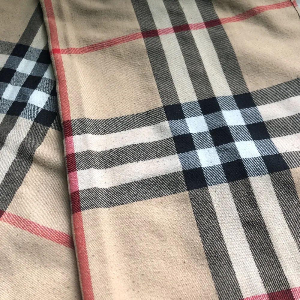 Säljer min burberry halsduk som är alldeles perfekt för hösten och våren men funkar alldeles utmärkt lite varmare dagar också.   Kvalite 8/10 Nypris 4000 :-  idag 800 :-. Accessoarer.