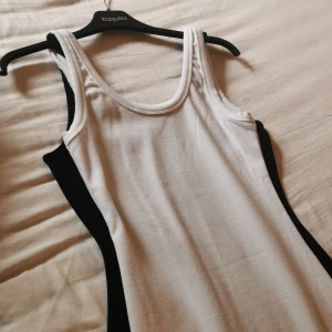 Klänningar  - En vit och en svart klänning. Helt oanvända. Pris för en, 100 kr.  Pris för två, 180 kr. Storlek M, men passar S bättre. 