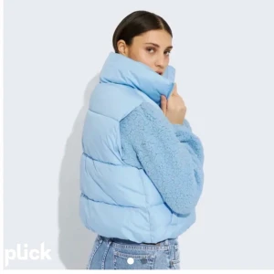 Dunväst - Väst i en superfin blå färg från bikbok. Säljer pga att den inte kommer till användning längre. Knappt använd och är i storlek S. Köpt för 399kr säljer för 150kr + frakt. 