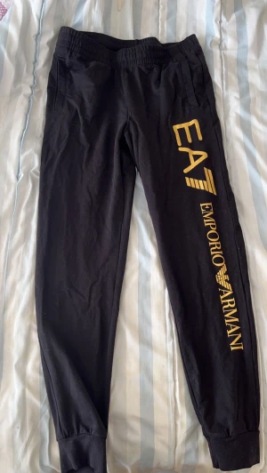 Ea7 mjukis byxor - Säljer nu mina Armani byxor. Använd 2 gånger sån den är i bra skick