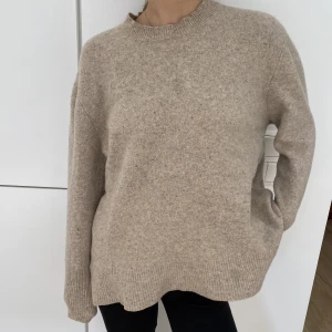 Stickad tröja - Stickad tröja från Sandro! Använd fåtal gånger❤️ sjukt skön! 