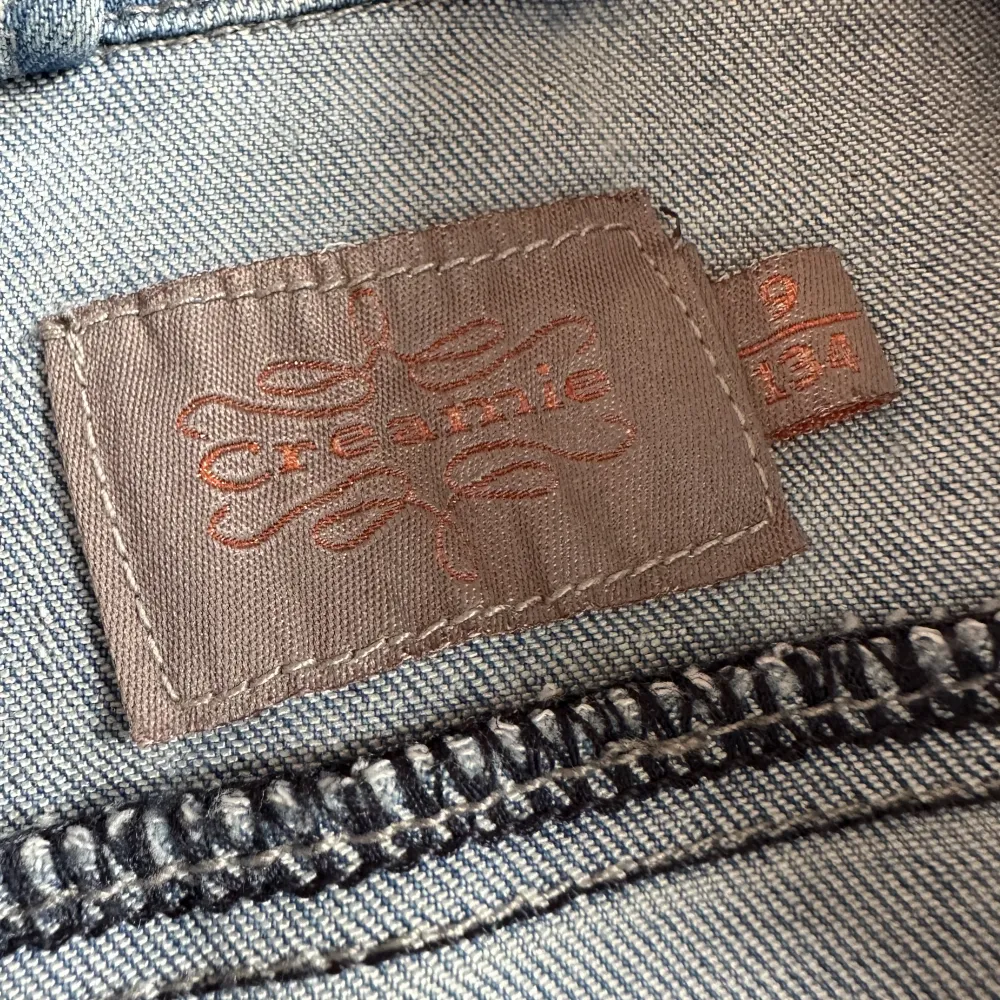 Jättefin jeansjacka i mjukt och strechigt jeans material. Tryckknappar och liten volang som gör den feminin. Knappt använd då den tyvärr snabbt  blev för liten. . Jackor.