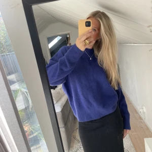 Blå stickad tröja  - Säljer min mörkblå stickade tröja från zara i storlek M💙 tröjan är i bra skick men något nopprig (syns på bilderna) men absolut inget man tänker på!! Säljer för 150kr!! 