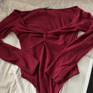 Boohoo vinröd Body  - En mörk röd body från boohoo anvönd 4-5 gånger  ( bra skick ) bodyn är i storlek M men den är lite mindre i storlken 