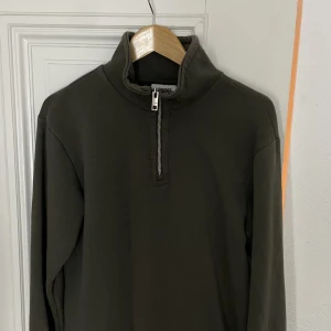 Weekday tröja  - Mörk grön Weekday tröja, säljer pga för liten för mig (185cm), storlek xs men passar S