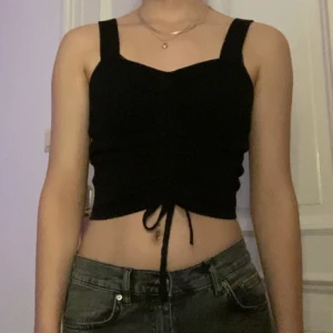 gullig topp - ribbad topp från hm med knytdetalj