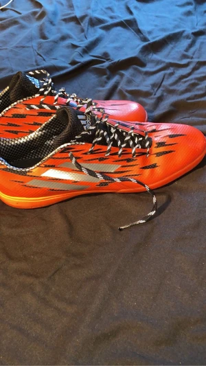 Fotbollsskor  - Inomhus skor för futsal eller idrott. Riktigt fina och sköna har växt ut dom så kan inte ha på mig dom längre därför säljer jag dom.