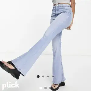Bootcut jeans i storlek 38, uppsydda så att de passar i längd för dig som är runt 160cm🦋 hör av er vid minsta intresse eller funderingar 🫶 