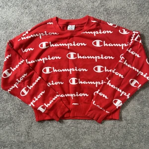 Champion sweatshirt  - Röd Champion sweatshirt med text. Endast använd en gång. Storlek L i barn men passar mig som vanligtvis är storlek S i dam. 