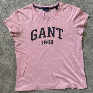 En rosa Gant t-shirt från Kidsbrandstore. Storlek 146/152 i barn men passar mig som vanligtvis är storlek S i dam. Tröjan har ett litet hål (tredje bilden) som inte syns men går att sy ihop lätt. 