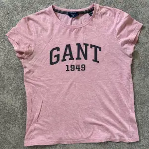 En rosa Gant t-shirt från Kidsbrandstore. Storlek 146/152 i barn men passar mig som vanligtvis är storlek S i dam. Tröjan har ett litet hål (tredje bilden) som inte syns men går att sy ihop lätt. 