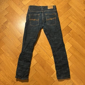 Nudie jeans - Nudie jeans i modellen Grim tim Storlek 32W30L
