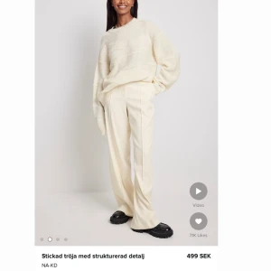 Vit stickad tröja 💕 - Köpte nyligen men det är inte riktigt min stil så säljer denna🤍🤍🤍