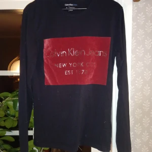 Calvin Klein tröja - Tunn långärmad tröja som används en gång. 