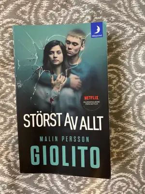 Boken är i bra skick har endast läst två gånger. 💕