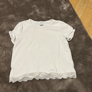 Vit Tröja med spets! 🤍🤍 - Super skön vit tröja med spets! Kan ansvälldas till basis och fina outfits! Vill ha kvar dem men den är förliten 🥲😔👎