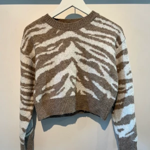 Brun zebra tröja - Rensar ut min garderob för saker jag inte använder. För mer frågor, bara och skicka iväg ett meddelande!😋 (Frakt varierar storleken på plagget)