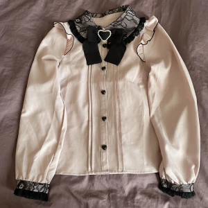 Dear My Love Blus - Blus från Dear My Love, super fin men kommer inte till användning. Liten i storleken. Färgen stämmer bättre i sista bilden! Perfekt till jirai kei! Skriv om du har några frågor 💗