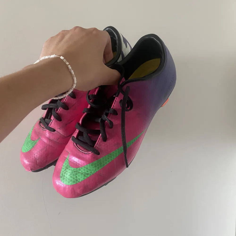 Fotbollsskor i strl 38 från Nike.  Många mål har gjorts i dessa skor, därav är dem också i använt skick;).  Säljer dem så att någon ny kan få glädje av dem:). Skor.