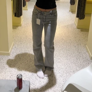 Jeans - Säljer mina fina jeans från bikbok då de inte kommer till användning. Storlek 27/32 och är långa på mig som är 174. Använda ca 3 gånger så de är nästintill i nyskick.