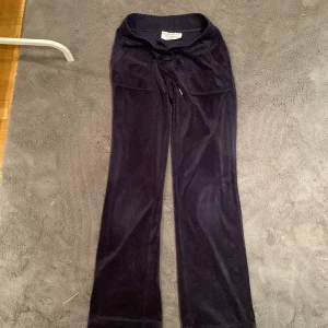 Juicy couture byxor - Säljer då de inte kommer till användning, på baksidan har en knapp ramlat av men inget man lägger stor märkning till, där fram på snörena har båda knoppar ramlat av men är utsatta men liknande silver knoppar så man ser ingen skillnad🫶🏻🫶🏻